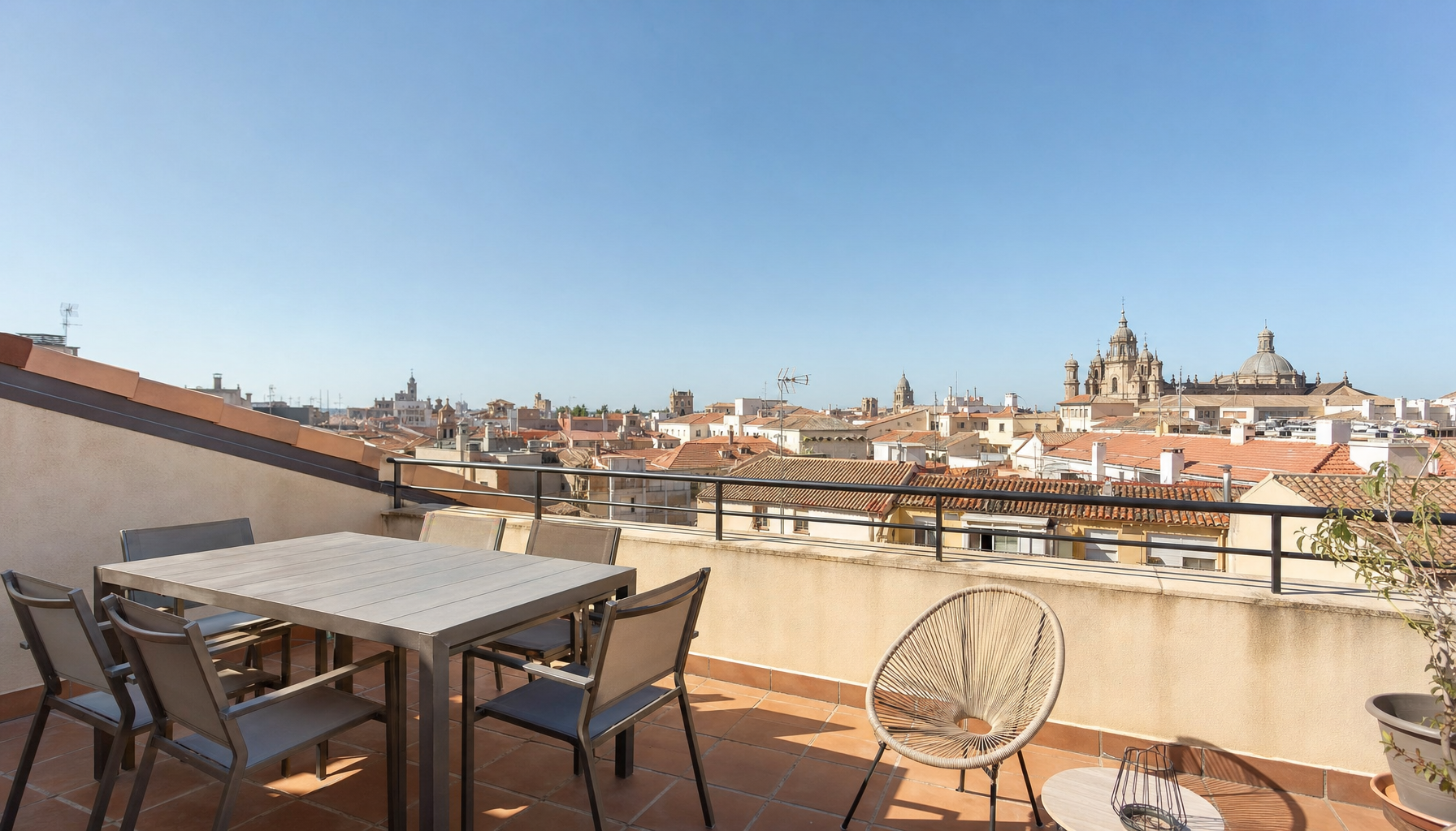 Fotografía ilustrativa de la terraza de un ático urbano en el centro de Guadalajara